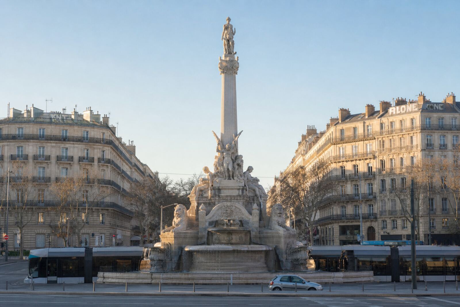 Illustration de la place Castellane : la fontaine monumentale en pierre et les immeubles derrière