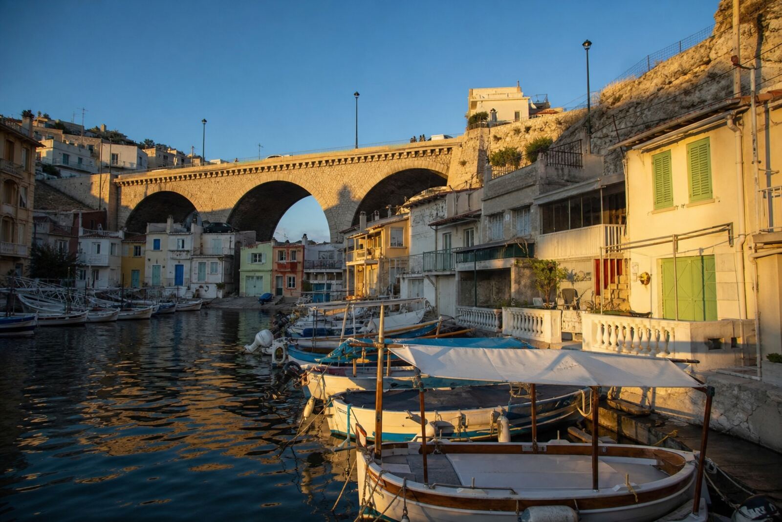 Illustration du Vallon des Auffes : le port de pêche sous la Corniche, cabanons sur l’eau