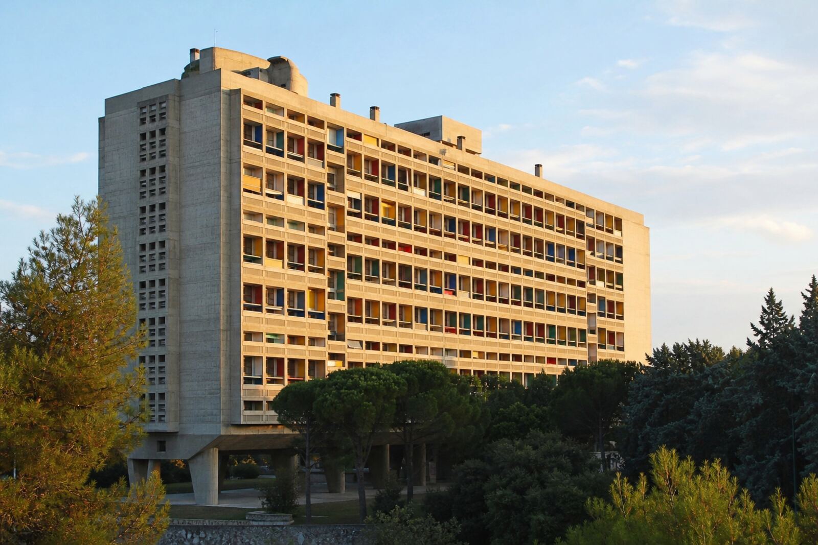 Illustration de la Cité Radieuse : l’immeuble du Corbusier sur pilotis, brise-soleil multicolores